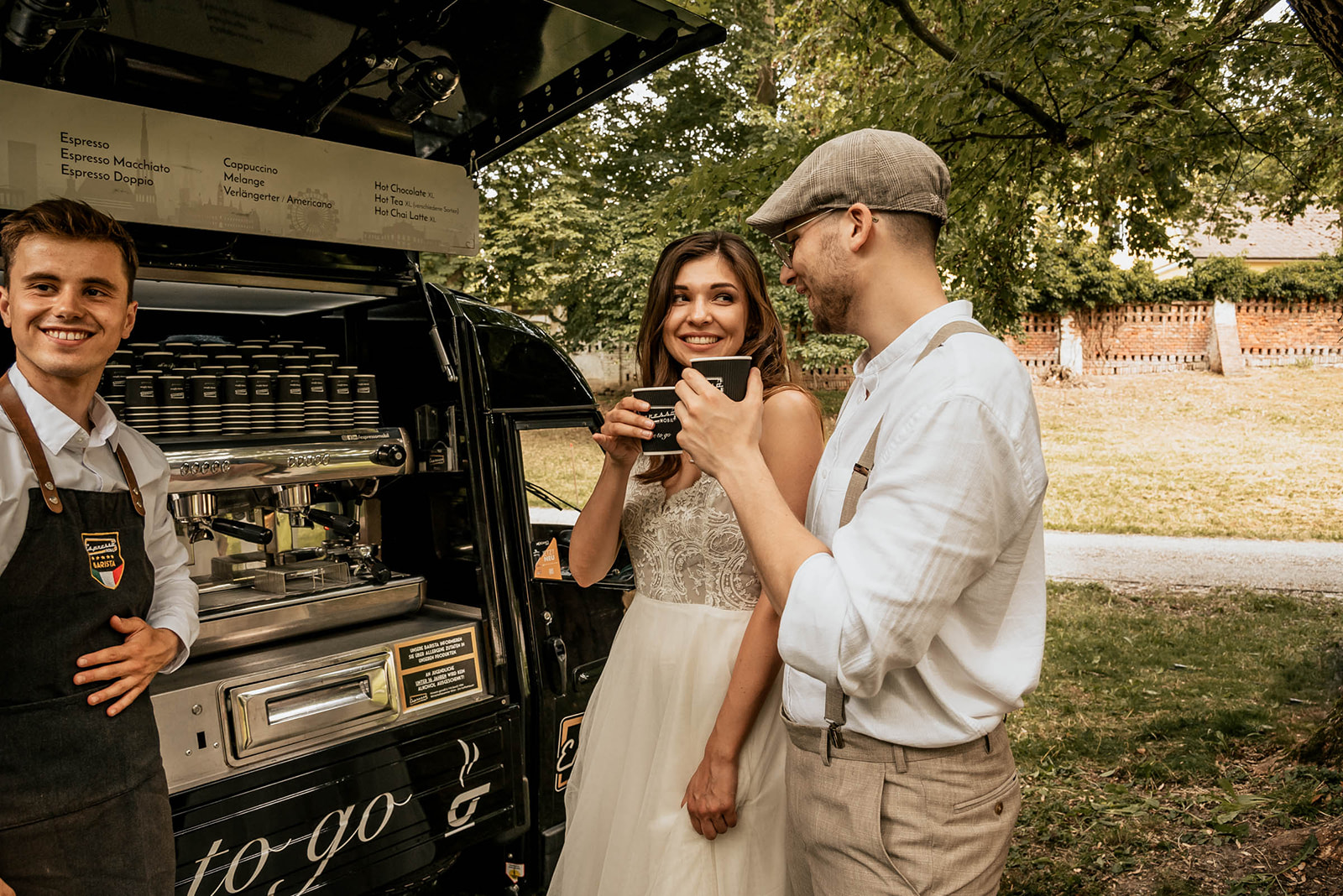 Espressomobil Ape mit Barista auf einer Hochzeit