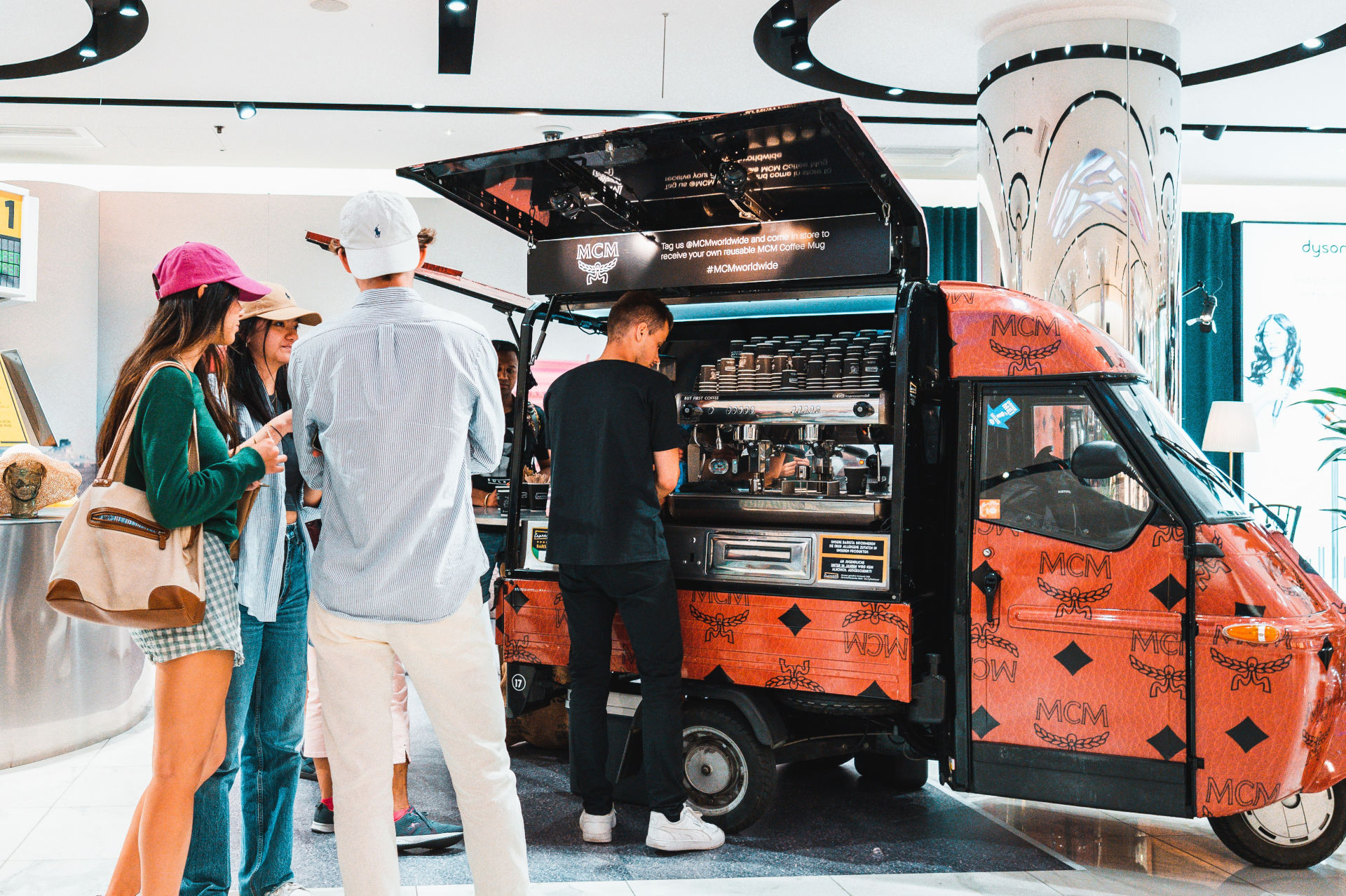 Espressomobil Ape mit individuellem Branding von MCM