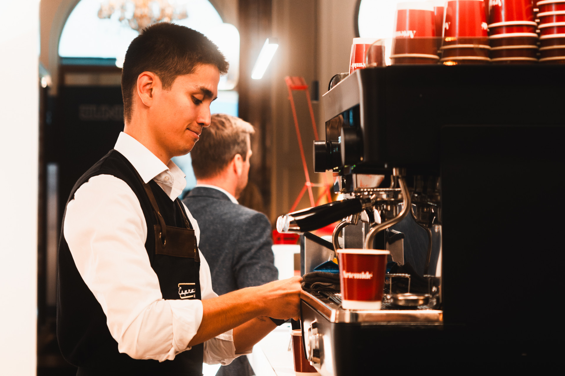 Espressomobil Barista bedient eine Kaffeemaschine