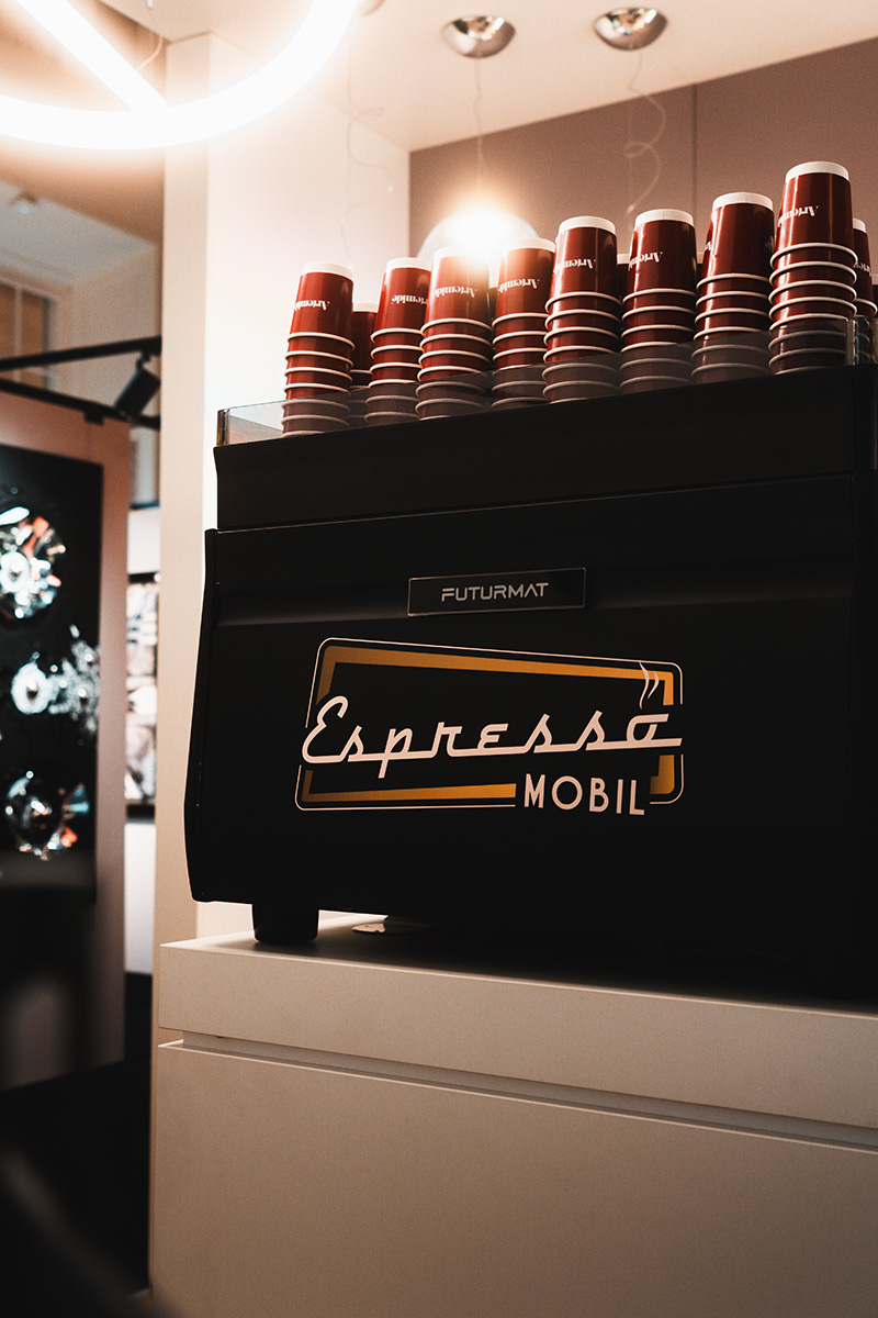 Espressomobil Kaffeemaschine mit individuellem Branding der Becher