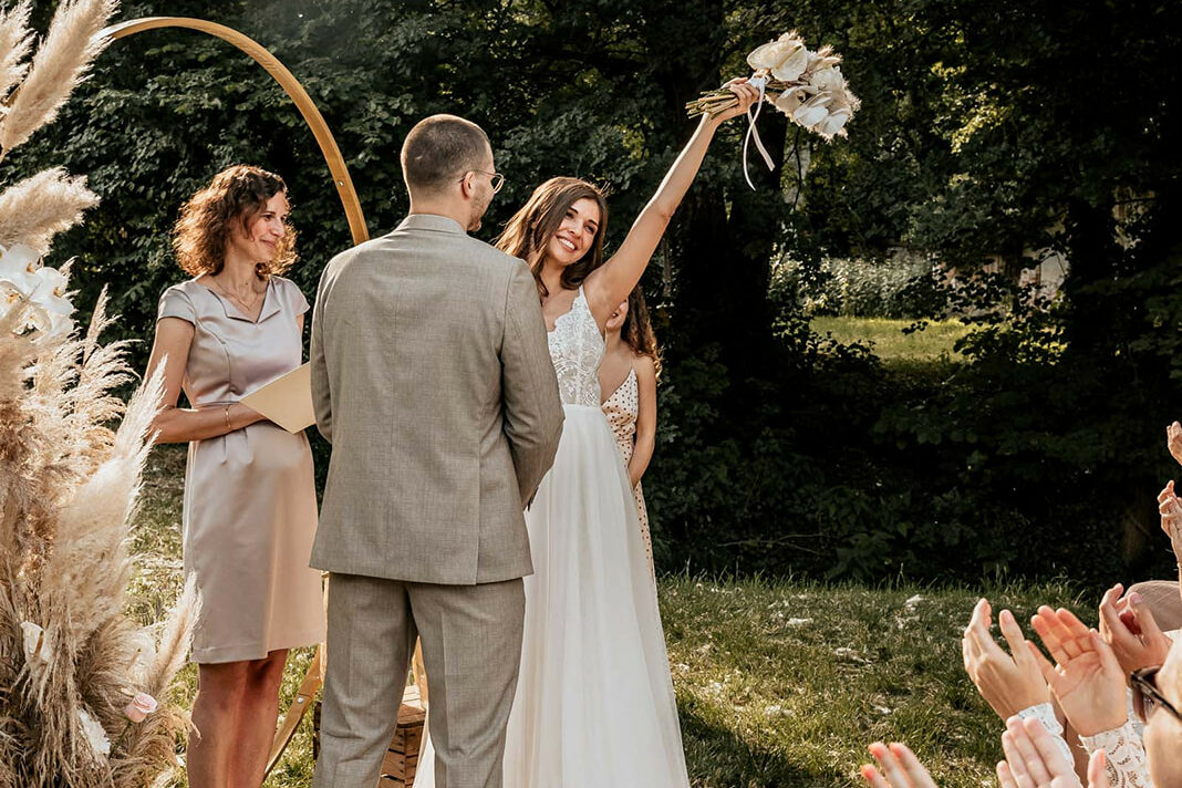 Hochzeit in der Natur mit Braut, Bräutigam und Standesbeamtin
