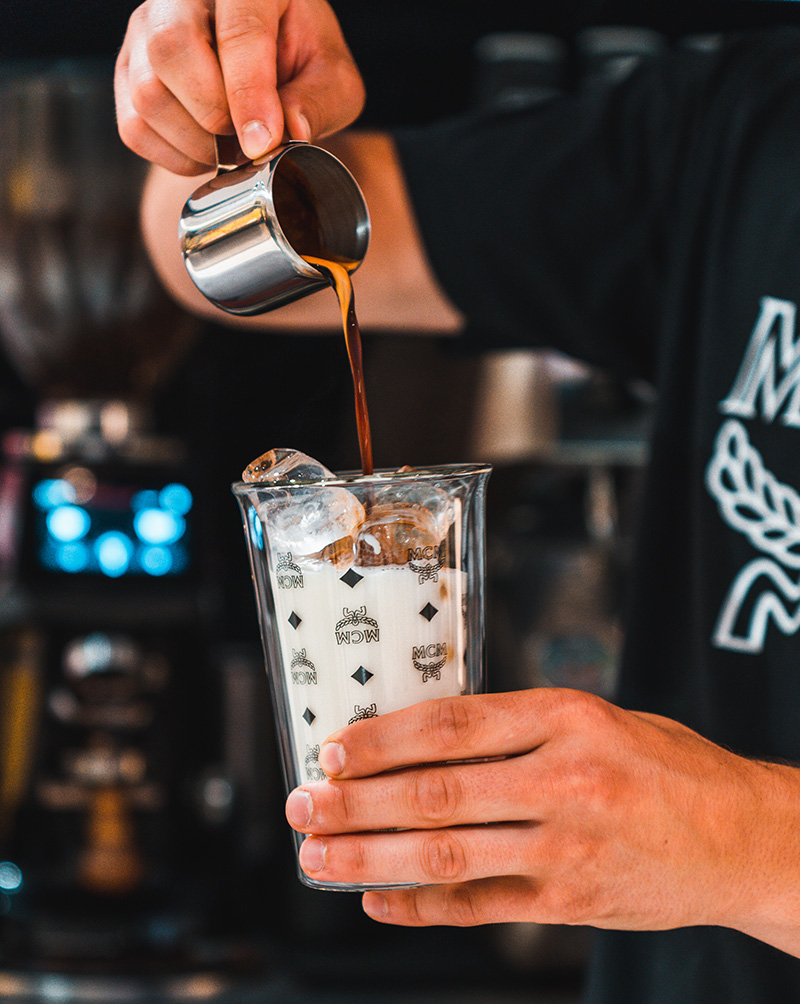 Kaffee in gebrandetem Glas von MCM