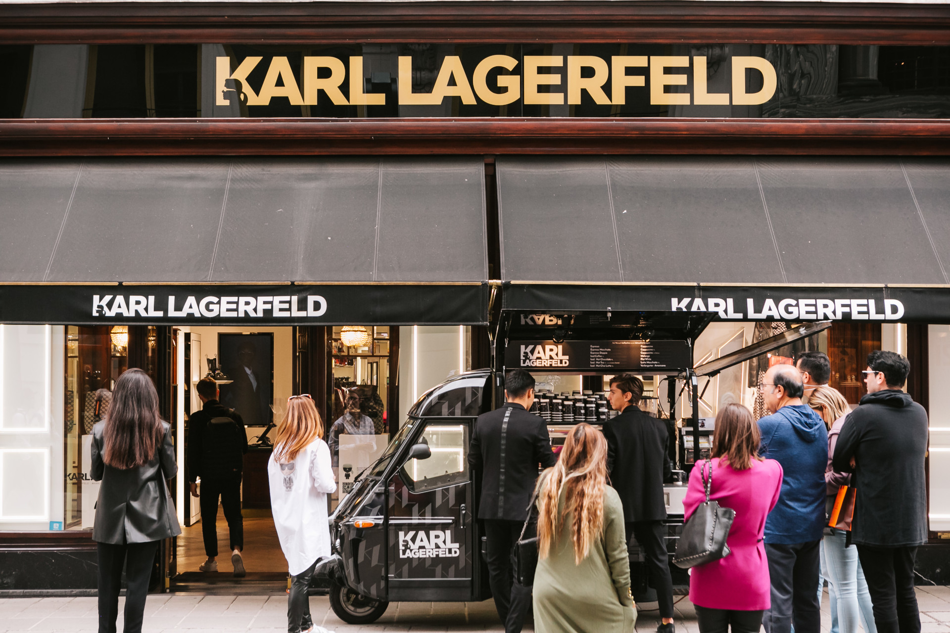 Karl Lagerfeld Store mit gebrandeter Ape